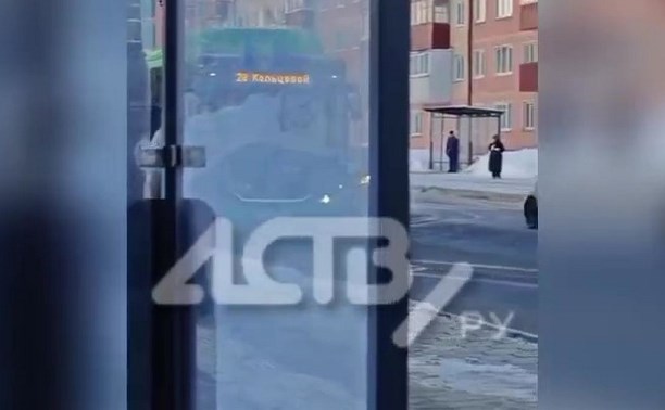 Южносахалинка рассказала, как автобус "забыл" открыть двери, и ребёнок остался мёрзнуть на остановке