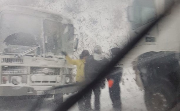 Пассажирский автобус и грузовик столкнулись на юге Сахалина