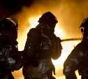 Автомобиль горел открытым пламенем в Холмске
