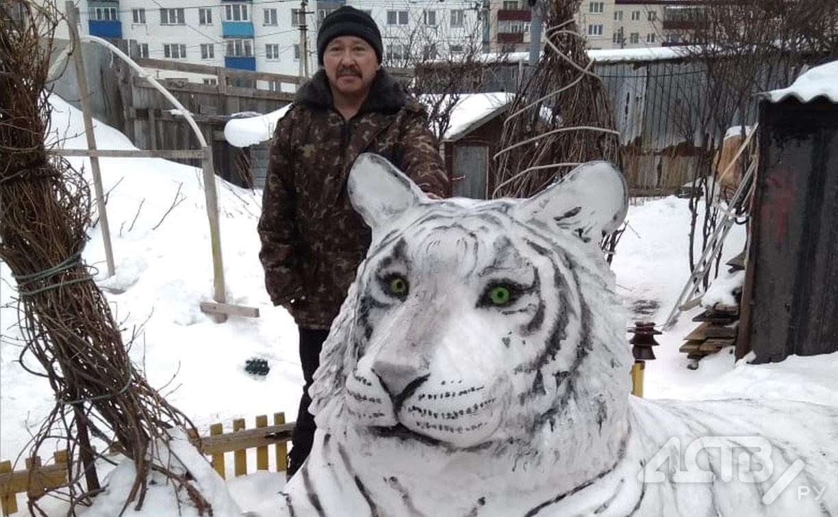 Сахалинец вылепил из снега трёхметрового тигра с живыми глазами