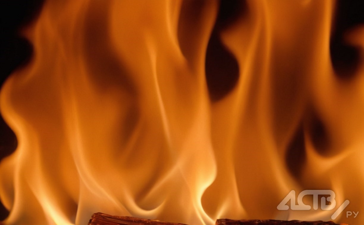 Огнеборцы потушили гараж в Холмске Огнеборцы потушили гараж в Холмске