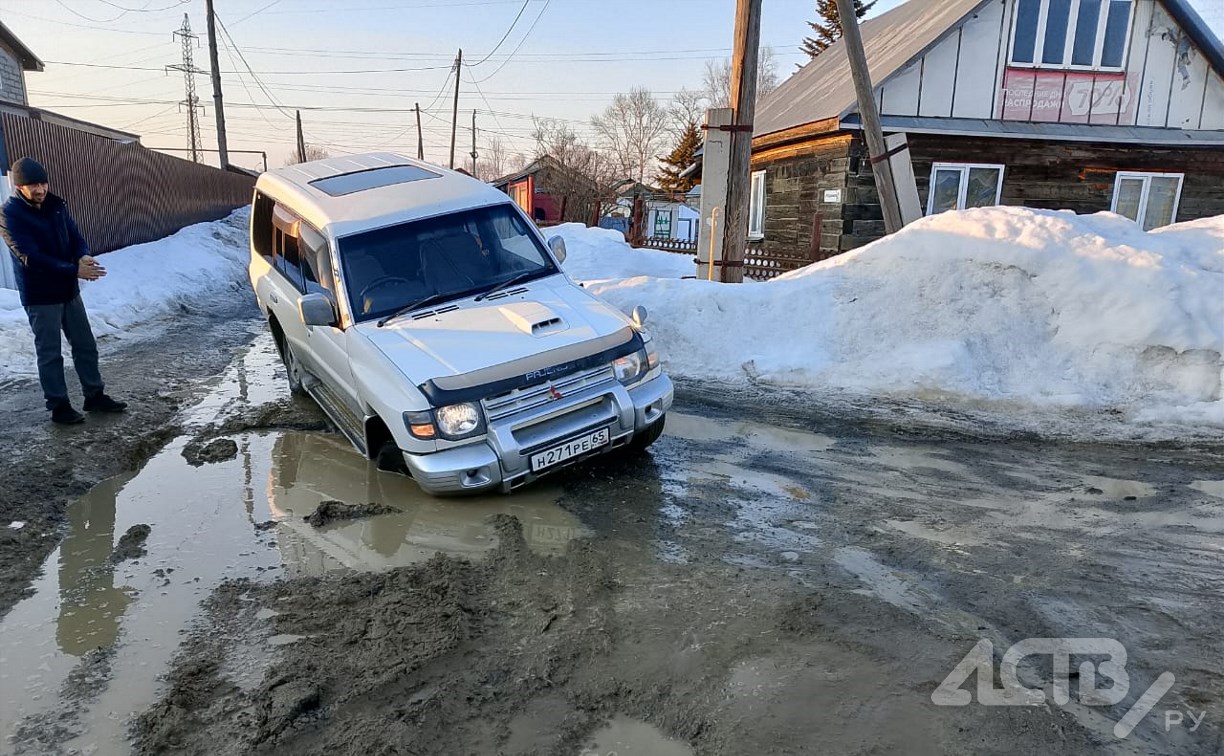 Двухметровая яма "засасывает" автомобили в Южно-Сахалинске