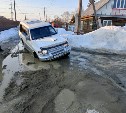 Двухметровая яма "засасывает" автомобили в Южно-Сахалинске