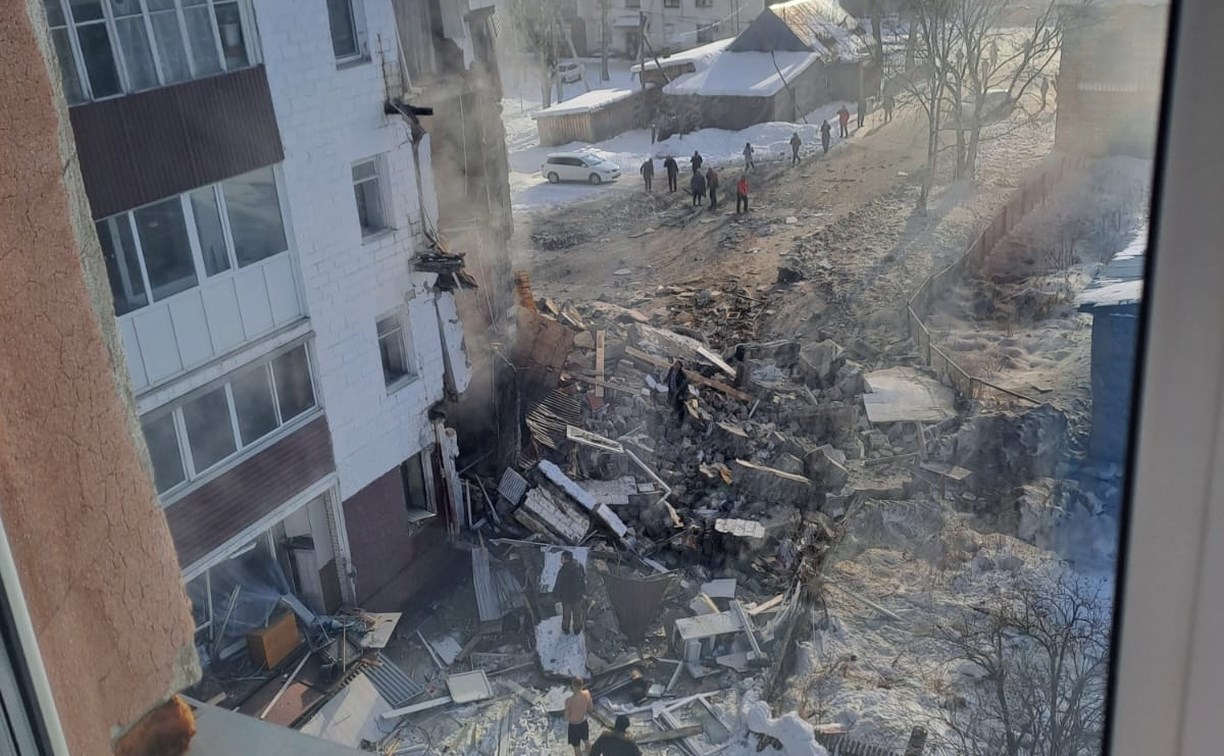 МЧС: под завалами обрушившегося дома в Тымовском могут находиться 6 человек