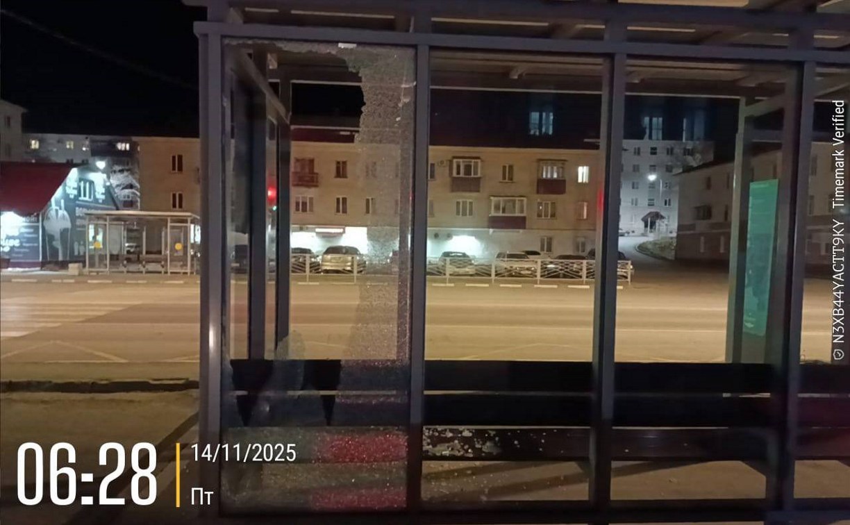 Вандалы разбили остановочный павильон в Корсакове