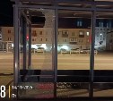 Вандалы разбили остановочный павильон в Корсакове