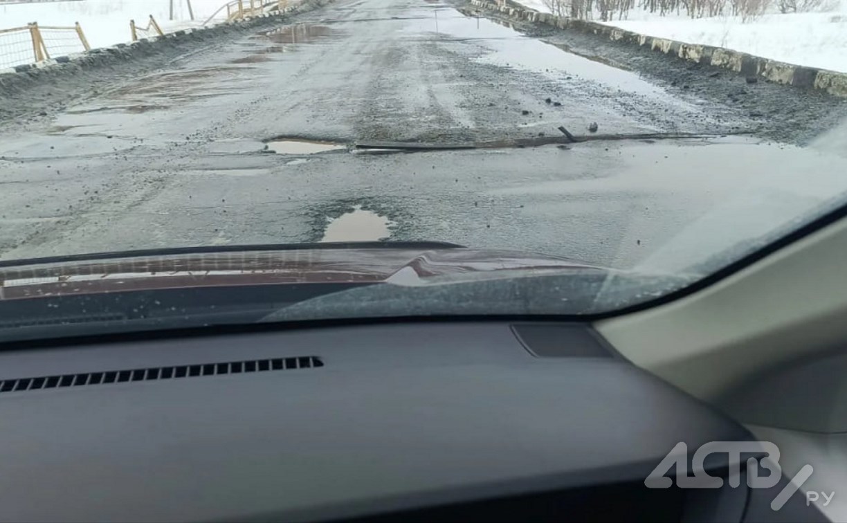 На каждом мосту "сюрпризы": сахалинцы с приходом весны жалуются на дыры на федеральной трассе