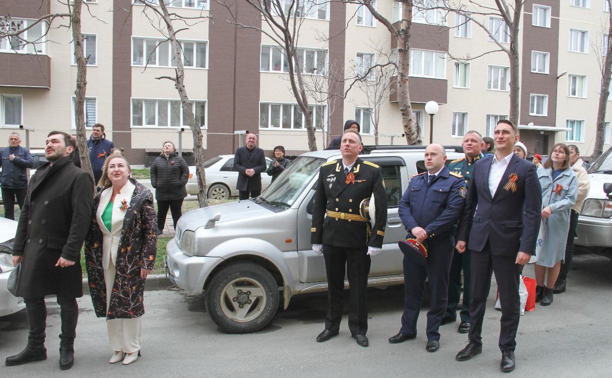 В День Победы под окнами ветерана в Корсакове спели "Катюшу"
