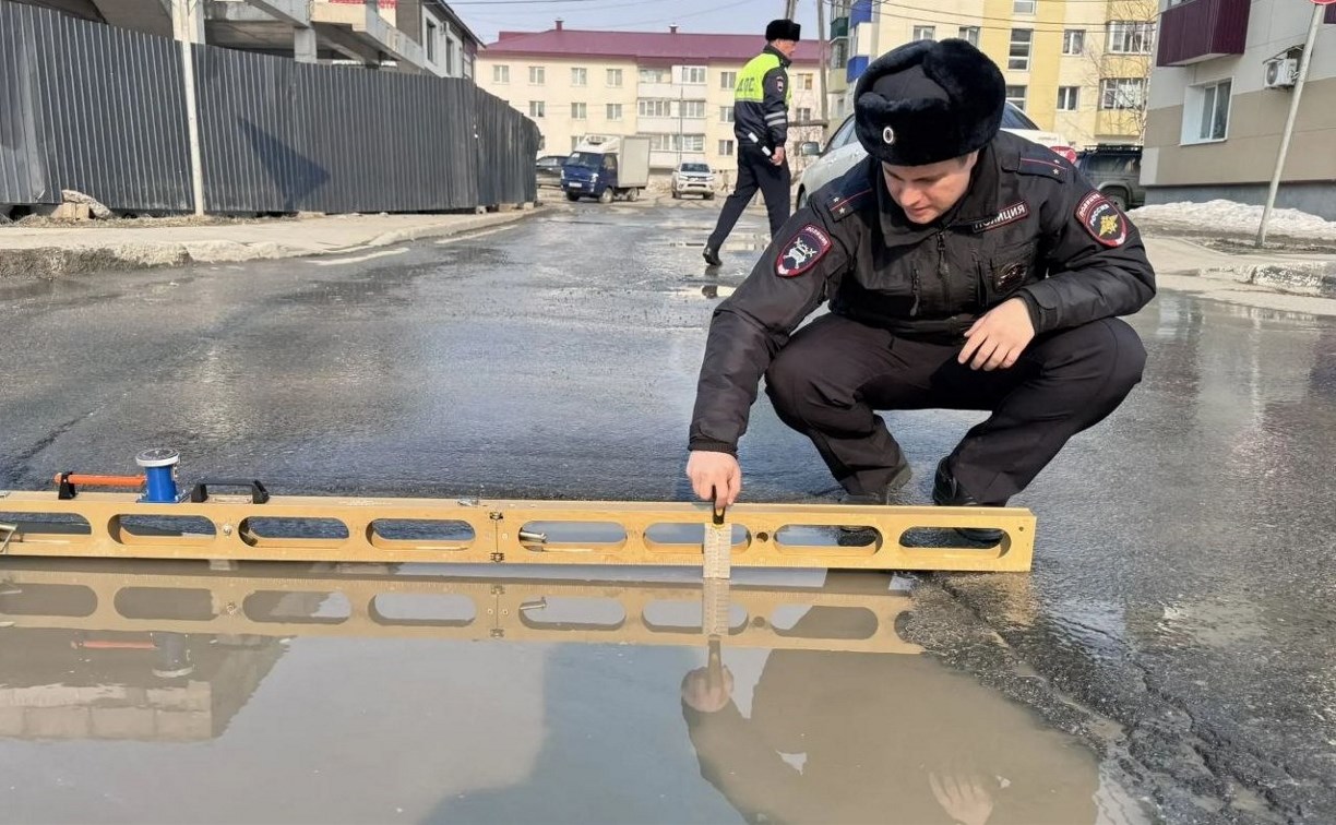 Дорожный надзор ГАИ с рулетками и линейками измерил ямы в Долинском районе 