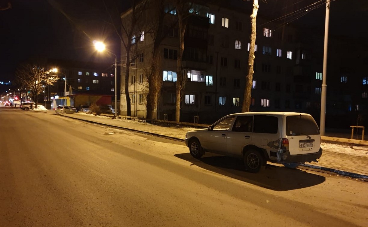 Неизвестный автомобиль врезался в Nissan AD и скрылся с места ДТП в Южно-Сахалинске
