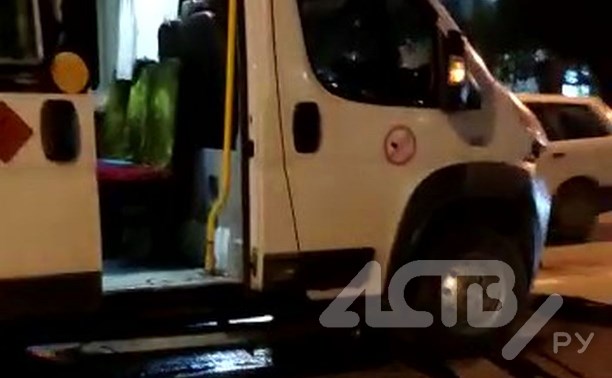 Очевидец: автобус с людьми попал в ДТП в Южно-Сахалинске