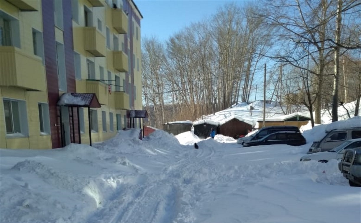 Поронайск и Долинск утопают в снегу после весенней метели