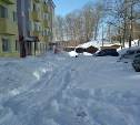 Поронайск и Долинск утопают в снегу после весенней метели