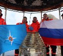 Сотрудники МЧС подняли флаги на маяке Анива