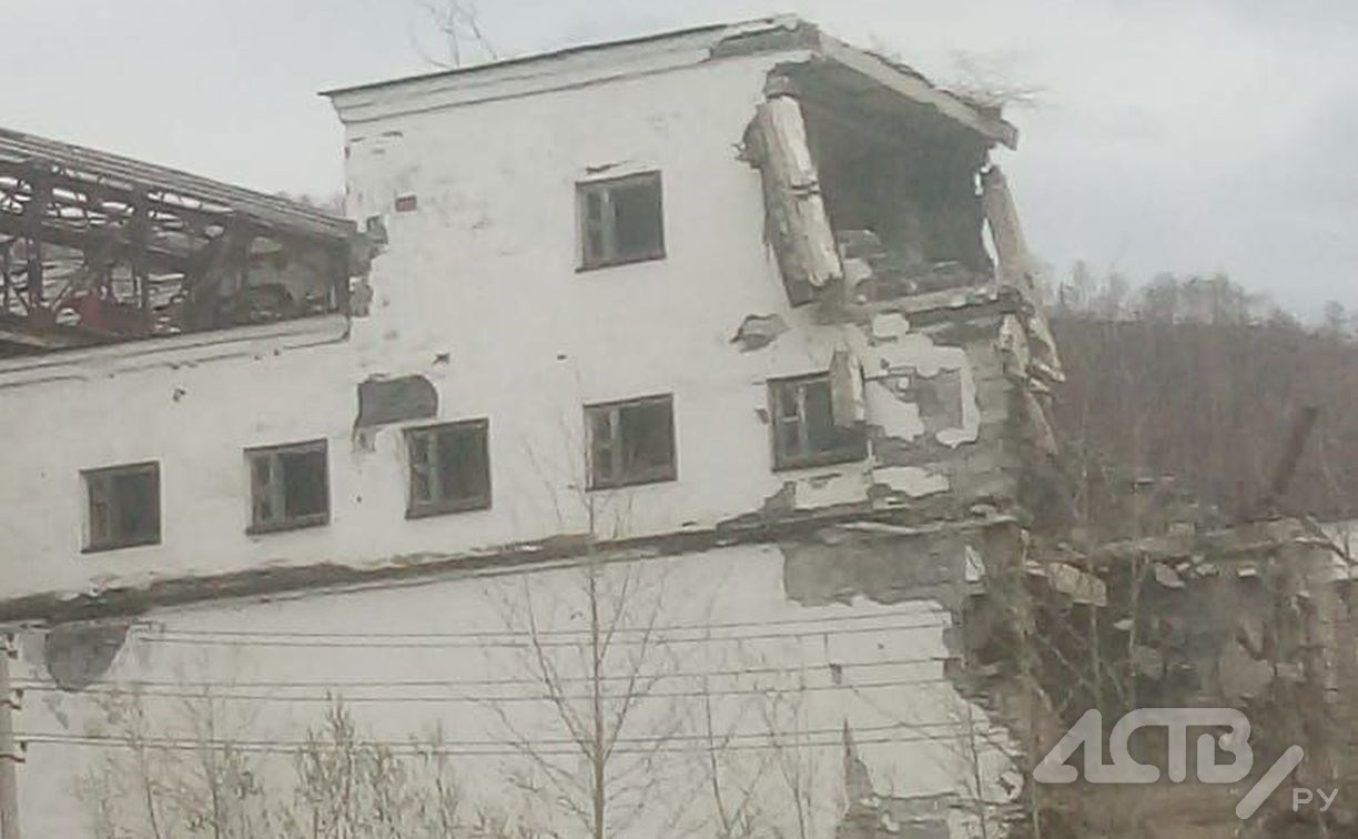 "Детей чудом не присыпало": очевидцы сообщили об обрушении заброшенной фабрики на юге Сахалина