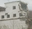 "Детей чудом не присыпало": очевидцы сообщили об обрушении заброшенной фабрики на юге Сахалина