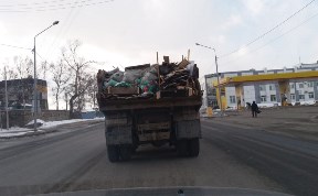 На Сахалине водителей, перевозящих мусор в неприкрытом кузове, будут штрафовать