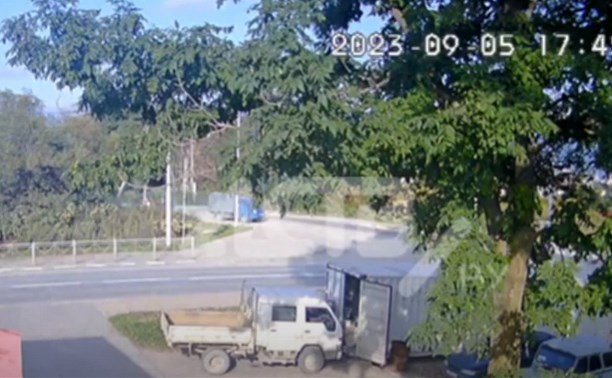С грохотом ушел в кювет: появился момент ДТП с синим грузовичком в Южно-Сахалинске