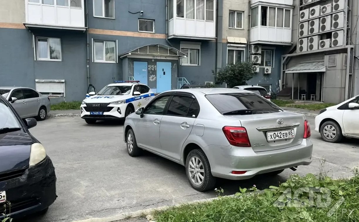 Припаркованный автомобиль пострадал в ДТП в Южно-Сахалинске