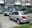 Припаркованный автомобиль пострадал в ДТП в Южно-Сахалинске