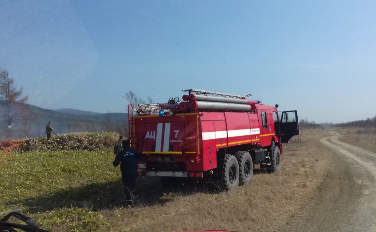 Пожарным шести районов Сахалина пришлось тушить горящую сухую траву