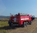 Пожарным шести районов Сахалина пришлось тушить горящую сухую траву
