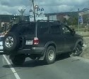 Пьяный водитель в Южно-Сахалинске задел Nissan X-Trail и влетел в лотки с бордюрами