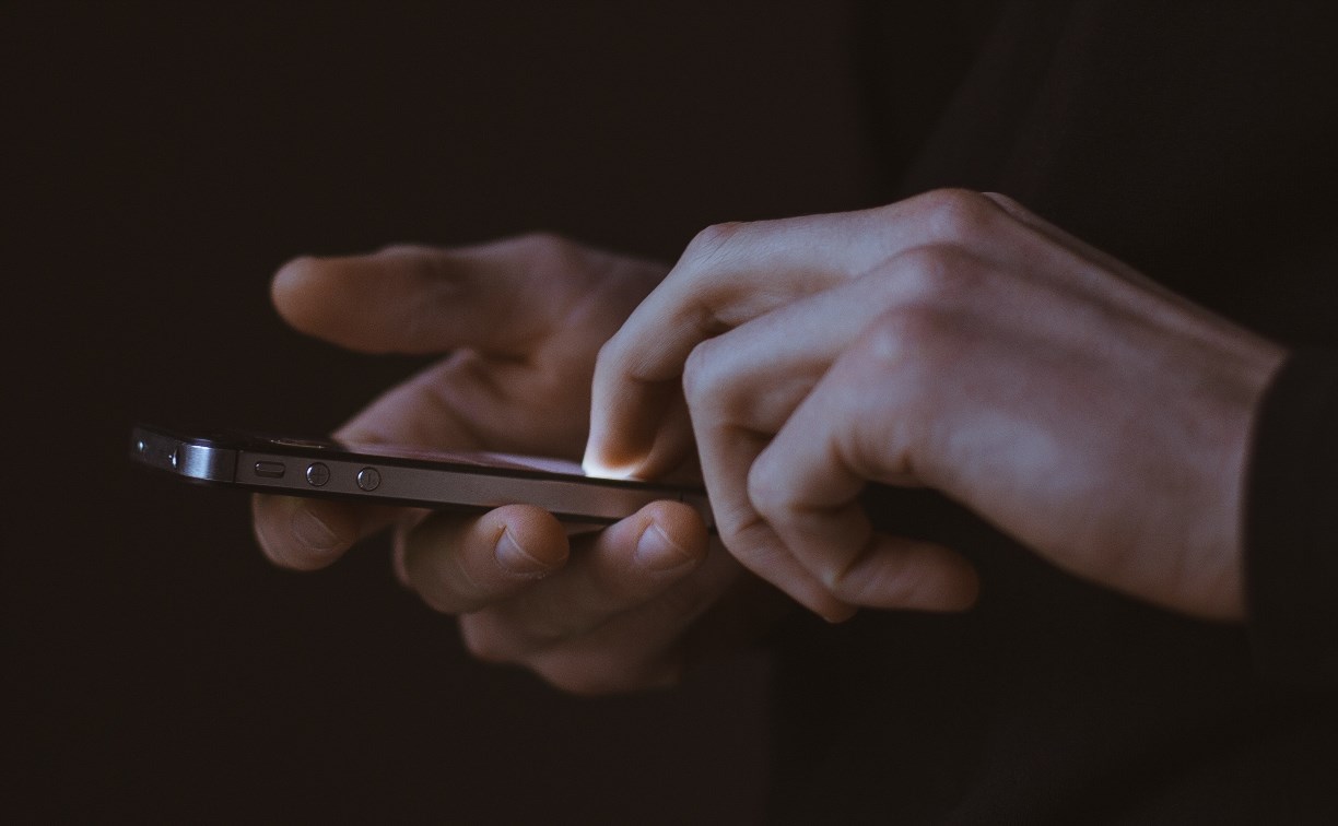 В Охе задержали грабителя, который повалил женщину на землю и забрал телефон