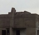 Дети каждый день играют на крыше недостроенной девятиэтажки в Холмске