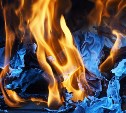 Дым повалил ранним утром из подвала дома в Южно-Сахалинске 