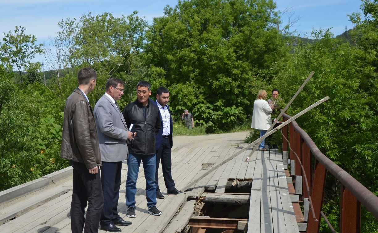 Обрушившийся под пожарной машиной мост в Чехове отремонтируют к августу