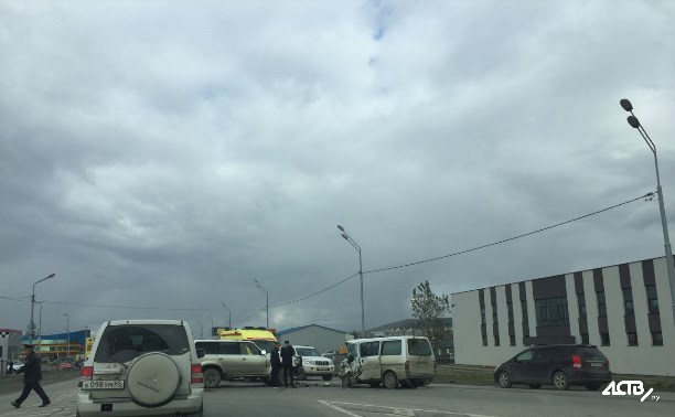 Водитель микроавтобуса пострадал при ДТП в районе виадука в Южно-Сахалинске
