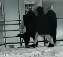 "Чей ребёнок на видео?": подростки "напали" на автобусную остановку в Поронайске