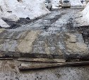 Стройка "заблокировала" две многоэтажки в Долинском районе: люди ходят и ездят по грязи
