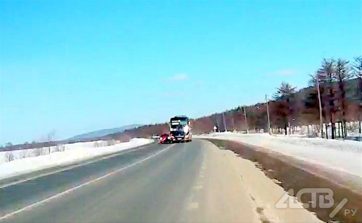 Пассажирский автобус из Долинска вылетел на встречку и едва не спровоцировал аварию