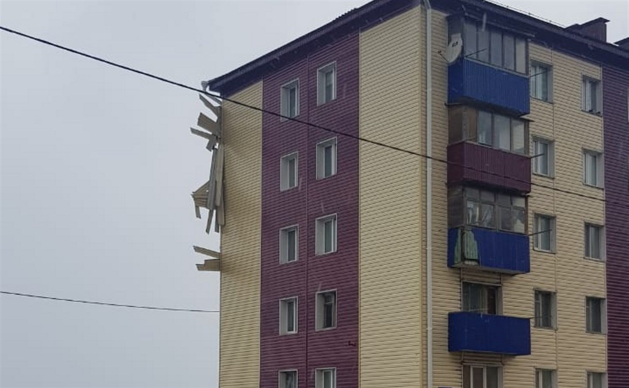 Порывы ветра сорвали часть фасада многоквартирного дома в Яблочном