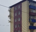 Порывы ветра сорвали часть фасада многоквартирного дома в Яблочном