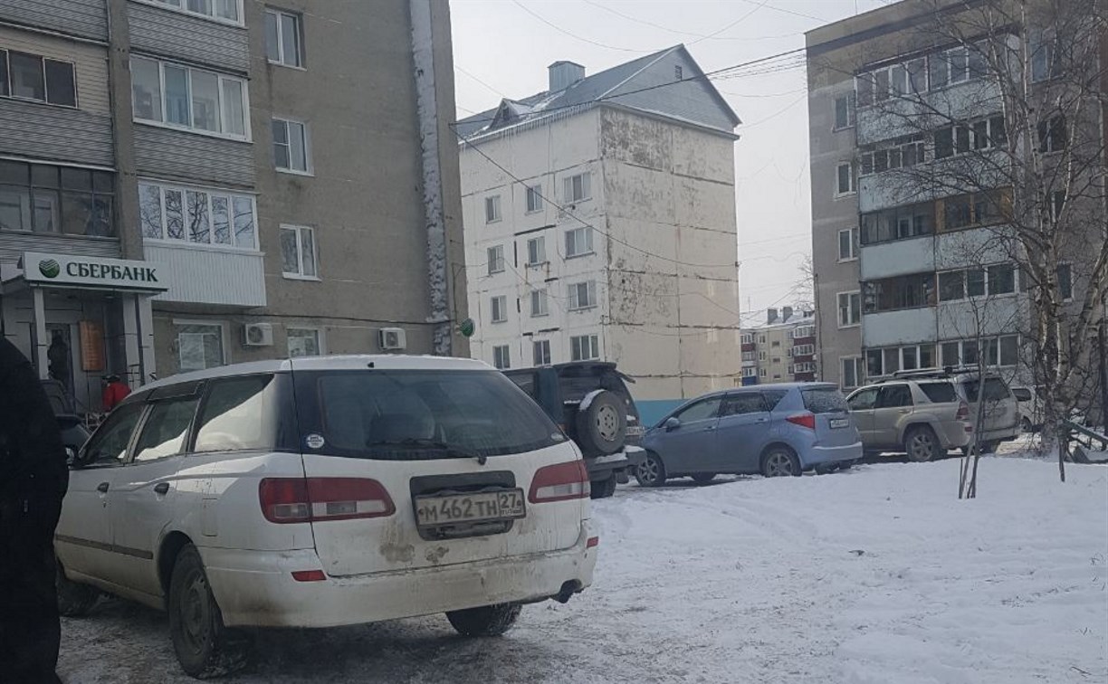 Клиенты банка не дают припарковаться жителям двора по улице Украинской