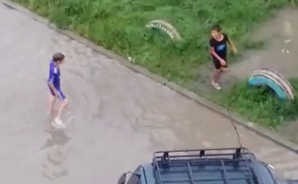 Купание во дворе устроили дети после аварии на водопроводе в Южно-Сахалинске