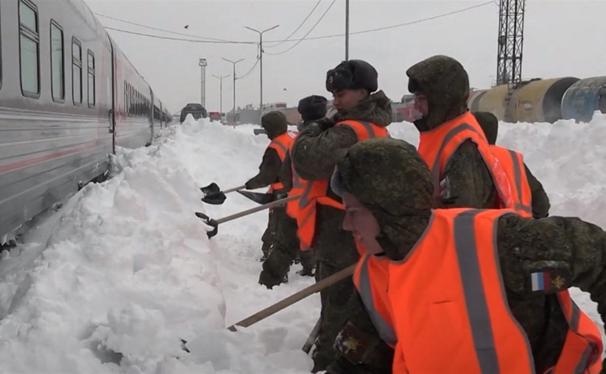 Военные на двух тягачах МТЛБ доставляют продукты в медучреждения Южно-Сахалинска и Корсакова