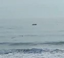 Очевидцы: троица на резиновой лодке порет рыбу недалеко от берега в Долинском районе