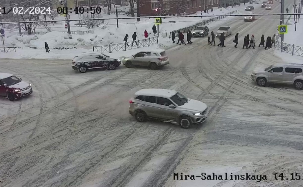 В Южно-Сахалинске торопливый Lexus спровоцировал ДТП на перекрёстке