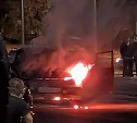 Машина сгорела на парковке у "Панорамы" в Южно-Сахалинске 