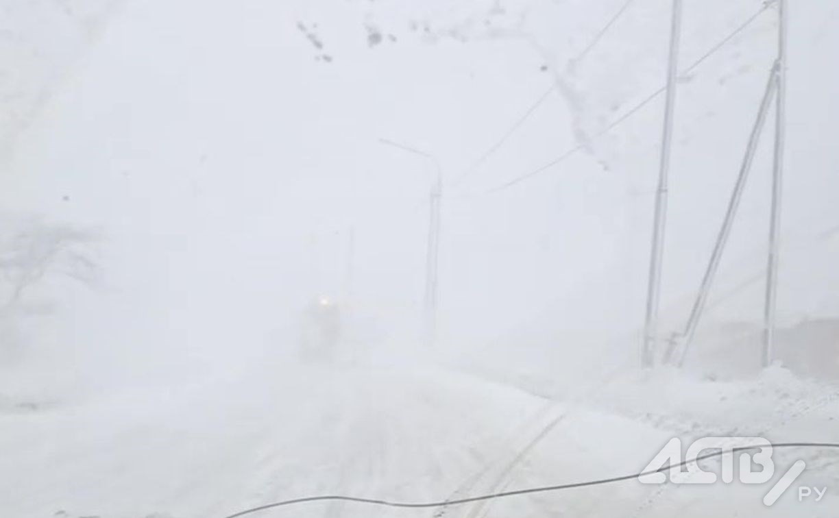 Движение всех пригородных автобусов приостановили из-за циклона в Поронайском районе