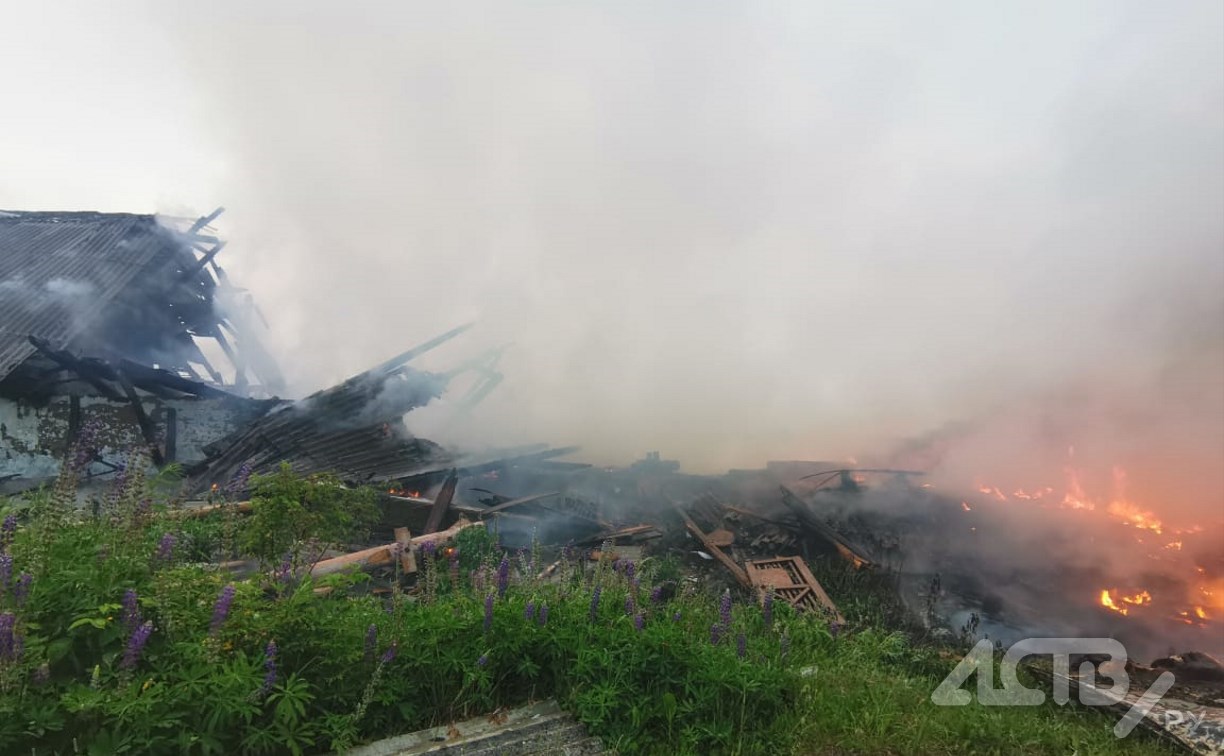 Склады на территории бывшей воинской части в Южно-Сахалинске полыхают открытым пламенем