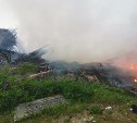 Склады на территории бывшей воинской части в Южно-Сахалинске полыхают открытым пламенем