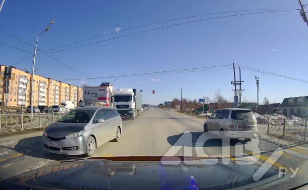 Автохам в Южно-Сахалинске проехал перекрёсток по встречке и попал на видео