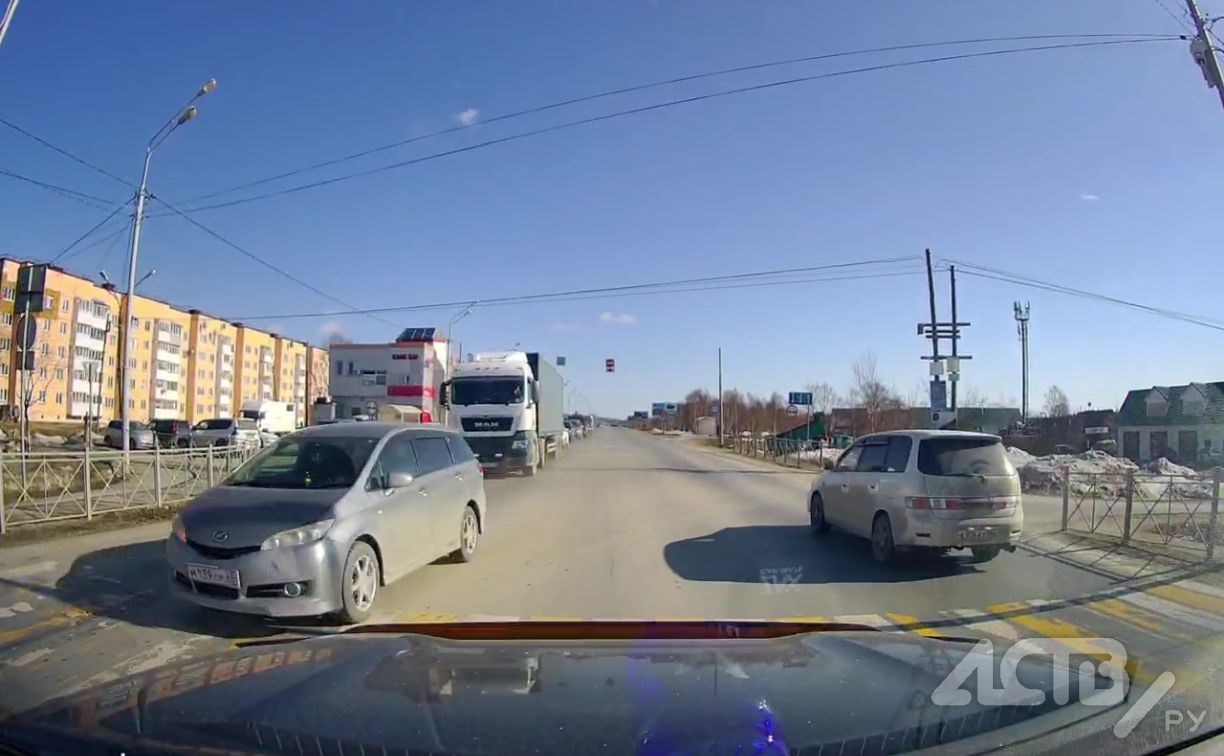 Автохам в Южно-Сахалинске проехал перекрёсток по встречке и попал на видео