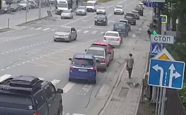 Момент массового столкновения автомобилей в Южно-Сахалинске попал на видео
