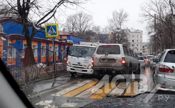 Мусоровоз в Южно-Сахалинске проехал по тротуару вдоль забора детского сада